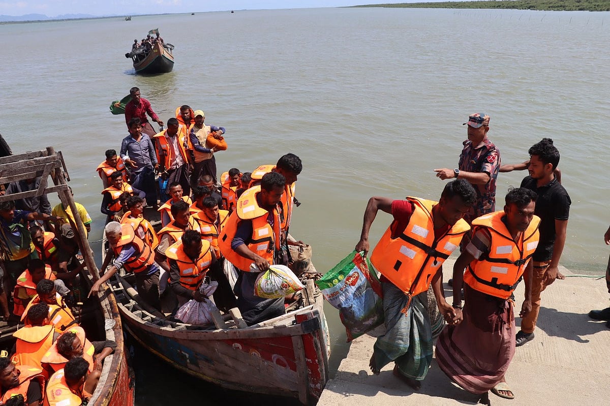 কক্সবাজারের টেকনাফের নাফ নদী ও বঙ্গোপসাগর থেকে মিয়ানমারের সশস্ত্র গোষ্ঠী আরাকান আর্মি হাতে অপহত ৫৫ জেলেকে ফেরত আনে বিজিবি। আজ দুপুরে