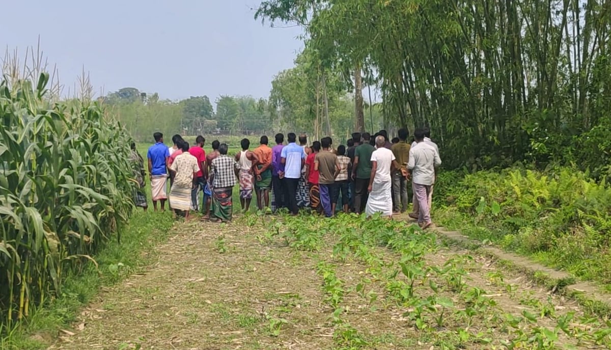 বিএসএফের গুলিতে আহত তরুণকে ধরে নিয়ে যাওয়ার ঘটনায় সীমান্ত এলাকায় মানুষের ভিড়। আজ বুধবার হাতীবান্ধা উপজেলার সিংগীমারী ইউনিয়নের সীমান্ত এলাকায়