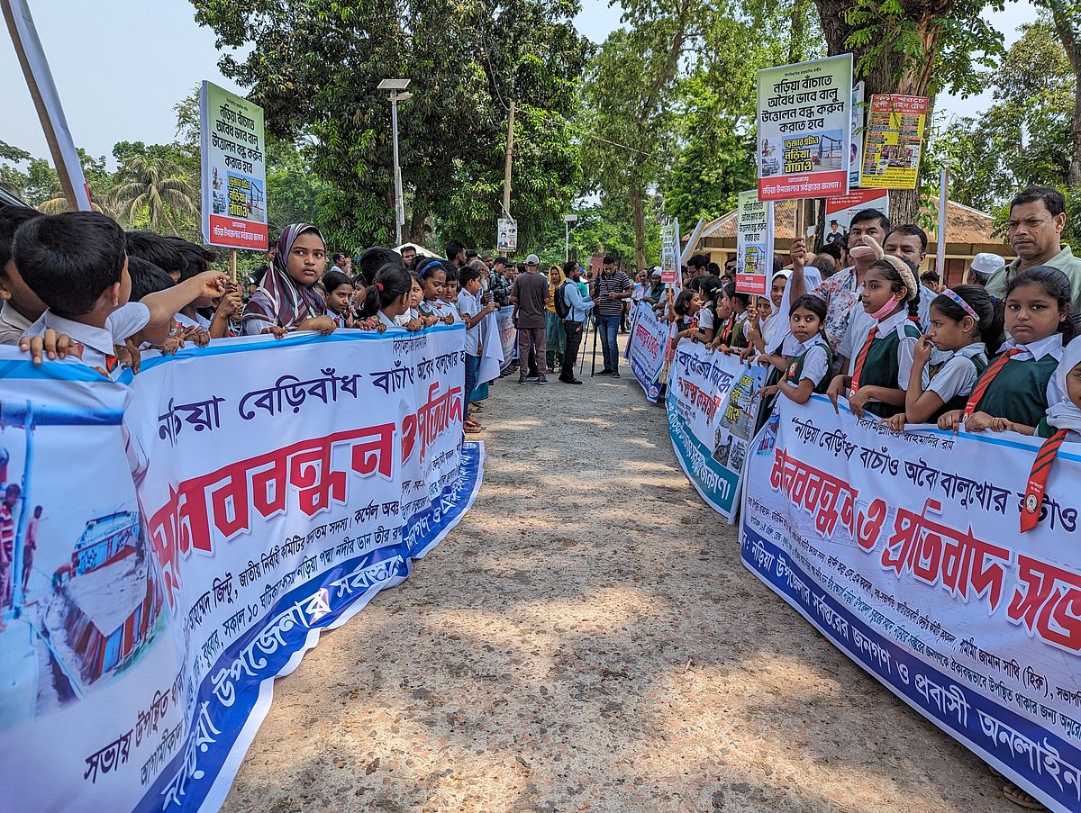 বালু উত্তোলন বন্ধের দাবিতে শরীয়তপুরের নড়িয়া উপজেলা নির্বাহী কর্মকর্তার (ইউএনও) কার্যালয়ের সামনে বিক্ষোভ করা হয়। আজ বুধবার দুপুরে নড়িয়া ইউএনও কার্যালয়ের সামনে