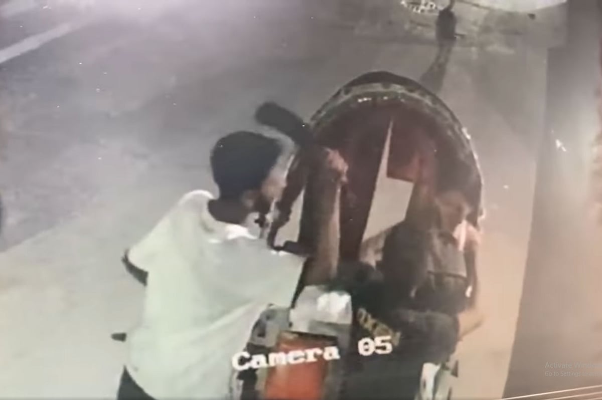 রাজধানীর পশ্চিম শেওড়াপাড়ার একটি গলিতে বৃহস্পতিবার ভোররাতে এই ছিনতাইয়ের ঘটনা ঘটেছে