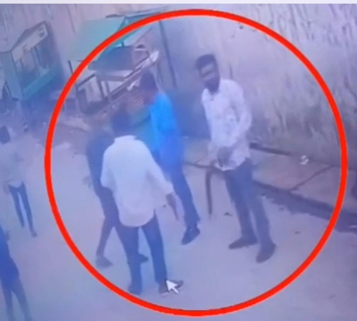 অস্ত্র হাতে দুই যুবক