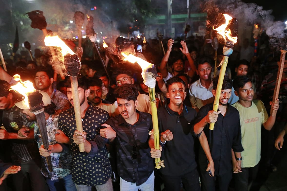 ছয় দফা দাবিতে রাজধানীর তেজগাঁও এলাকায় মশালমিছিল করেন পলিটেকনিক ইনস্টিটিউটের শিক্ষার্থীরা। ঢাকা, ১৭ এপ্রিল