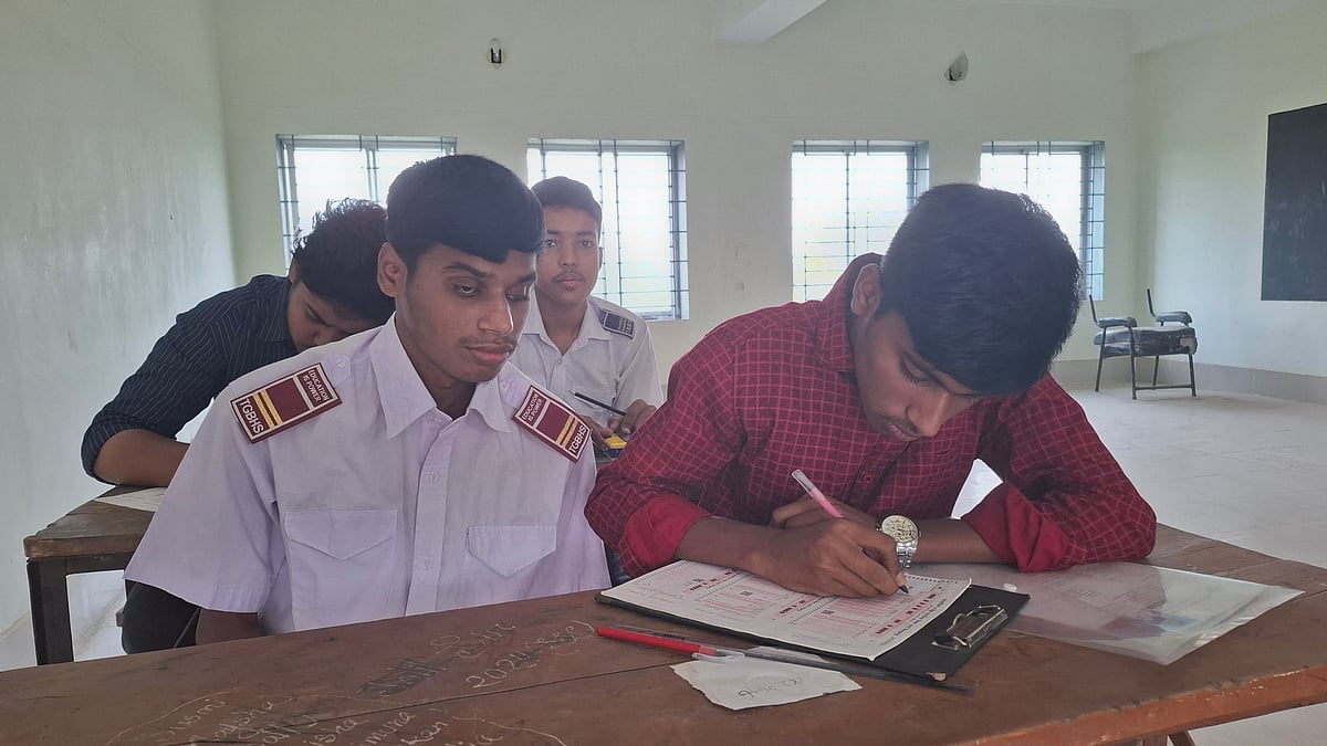 শ্রুতলেখক ছোট ভাইয়ের সহায়তায় এসএসসি পরীক্ষা দিচ্ছে মহির উদ্দিন। আজ বৃহস্পতিবার ঠাকুরগাঁও সরকারি বালিকা উচ্চবিদ্যালয় কেন্দ্রে