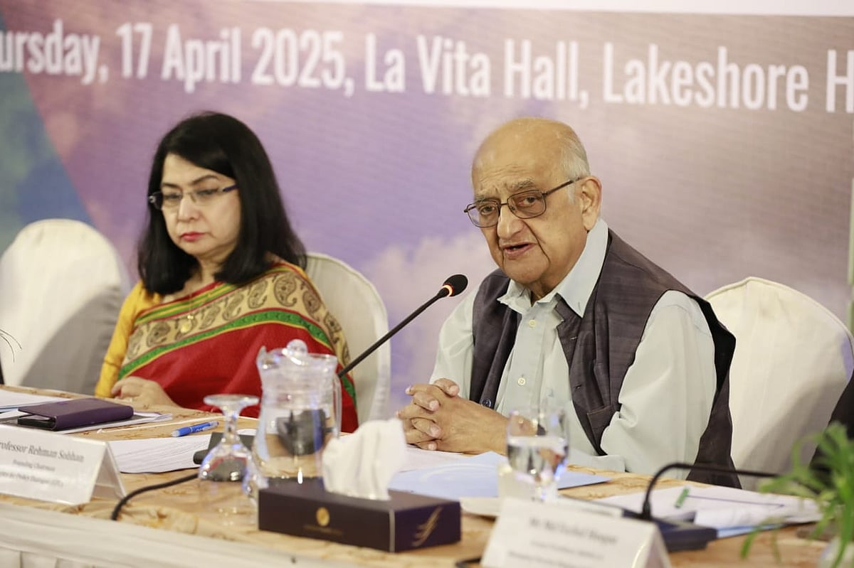 বক্তব্য দিচ্ছেন রেহমান সোবহান