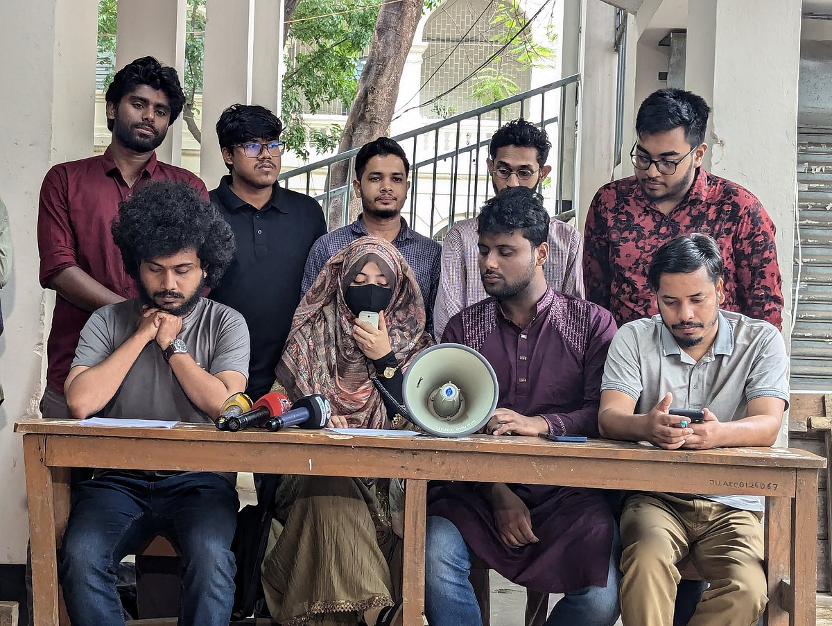 জগন্নাথ বিশ্ববিদ্যালয় বৈষম্যবিরোধী ছাত্র আন্দোলন ও বাংলাদেশ গণতান্ত্রিক ছাত্রসংসদের সংবাদ সম্মেলনের একটি মুহূর্ত। বৃহস্পতিবার বিশ্ববিদ্যালয়ের ভাষা শহীদ রফিক ভবনের নিচে