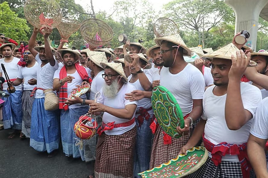 পয়লা বৈশাখের আনন্দ শোভাযাত্রায় কৃষি ও কৃষককে উপস্থাপন। রাজধানীর শাহবাগ এলাকা। ১৪ এপ্রিল
