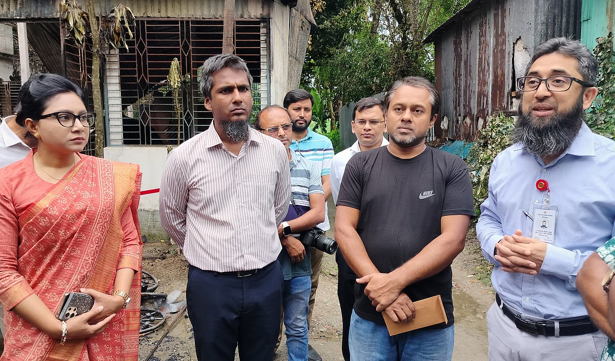 ভাস্কর মানবেন্দ্র ঘোষের হাতে আর্থিক সহায়তা তুলে দেন জেলা প্রশাসক মানোয়ার হোসেন মোল্লা। আজ বৃহস্পতিবার দুপুরে মানিকগঞ্জ সদর উপজেলার চান্দইর গ্রামে