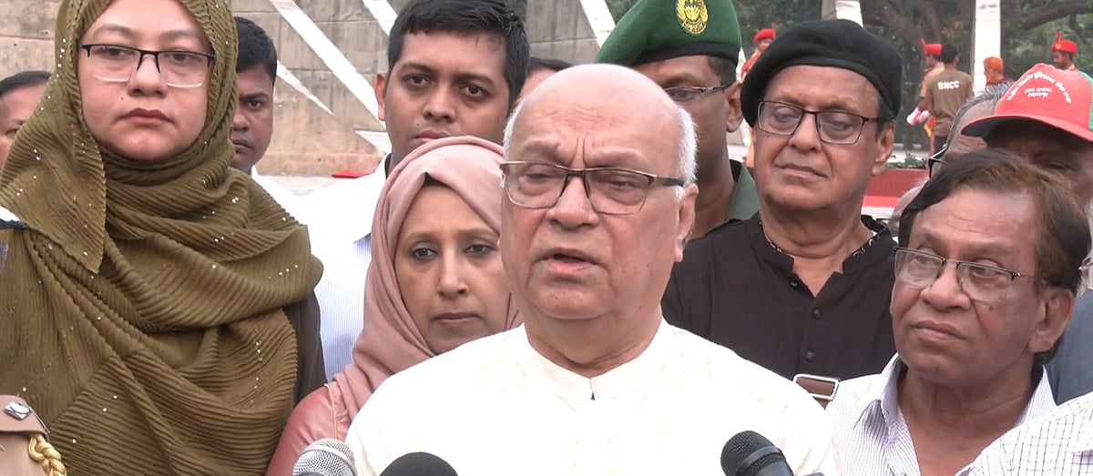 মেহেরপুরের মুজিবনগর স্মৃতিসৌধে ফুল দিয়ে শ্রদ্ধা জানানোর পর সাংবাদিকদের সঙ্গে কথা বলেন মুক্তিযুদ্ধবিষয়ক মন্ত্রণালয়ের উপদেষ্টা ফারুক–ই–আজম। আজ সকাল সাতটার দিকে