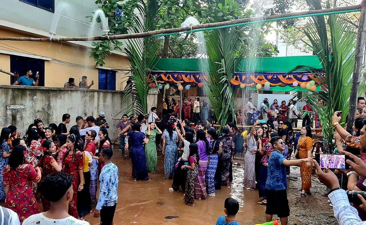 কক্সবাজারে জল উৎসবে মেতেছেন রাখাইন সম্প্রদায়ের নারী–পুরুষ