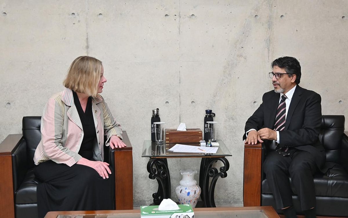 ঢাকা সফররত যুক্তরাষ্ট্রের দক্ষিণ ও মধ্য এশিয়াবিষয়ক উপসহকারী পররাষ্ট্রমন্ত্রী নিকোল চুলিক বৃহস্পতিবার পররাষ্ট্রসচিব মো. জসীম উদ্দিনের সঙ্গে বৈঠক করেন