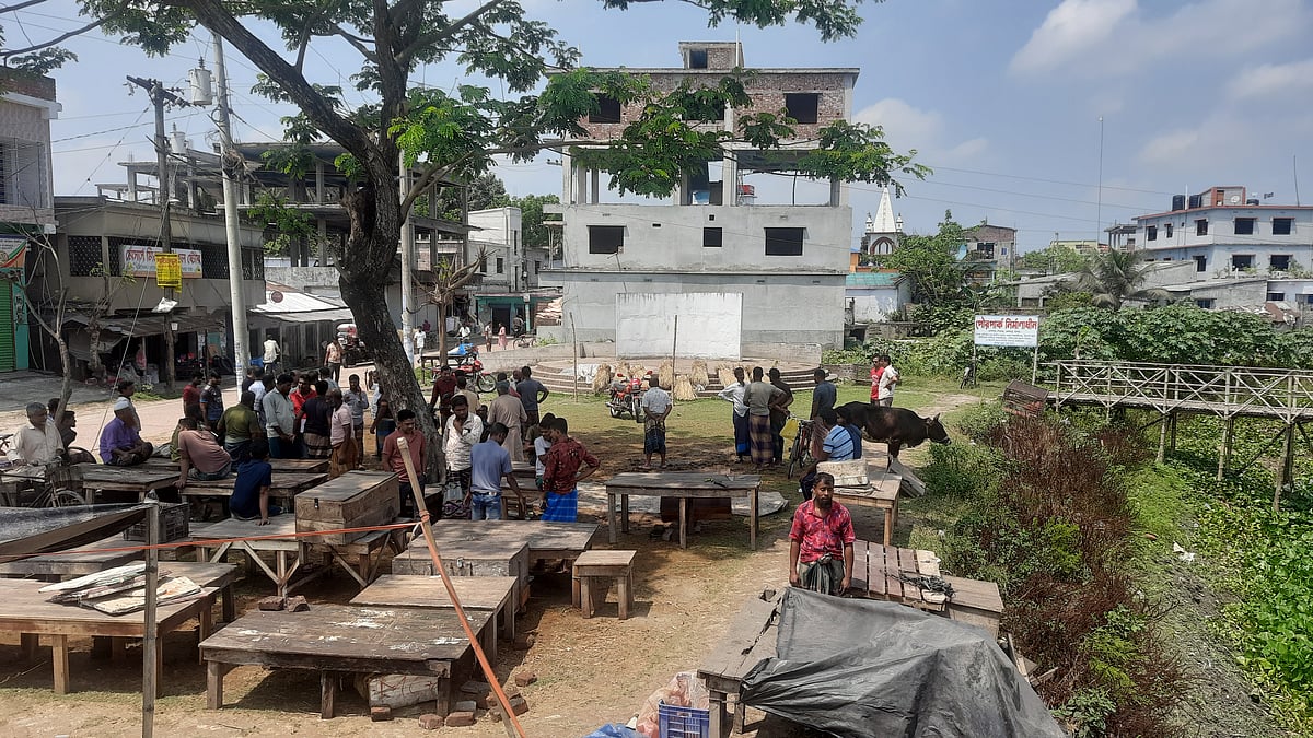 যশোরের কেশবপুরের একমাত্র সাংস্কৃতিক চর্চা কেন্দ্র রক্তকরবী উন্মুক্ত মঞ্চের সামনে বাজার বসানো হয়েছে