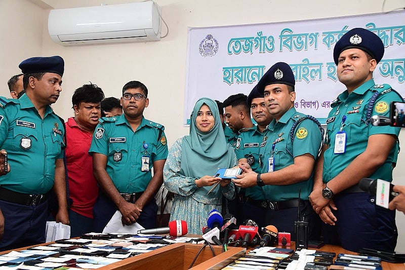 ঢাকা মহানগর পুলিশের তেজগাঁও বিভাগের উপকমিশনারের কার্যালয়ে আজ বৃহস্পতিবার উপকমিশনার মো. ইবনে মিজানের উপস্থিতিতে উদ্ধারকৃত মুঠোফোনগুলো প্রকৃত মালিকদের কাছে হস্তান্তর করা হয়