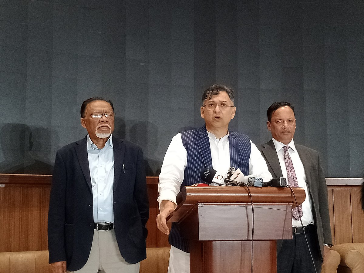 বিএনপির স্থায়ী কমিটির সদস্য সালাহউদ্দিন আহমদ সংস্কার নিয়ে জাতীয় ঐকমত্য কমিশনের সঙ্গে আলোচনার বিষয়ে সাংবাদিকদের ব্রিফ করেন। আজ বৃহস্পতিবার বিকেলে জাতীয় সংসদ ভবনের এলডি হলে