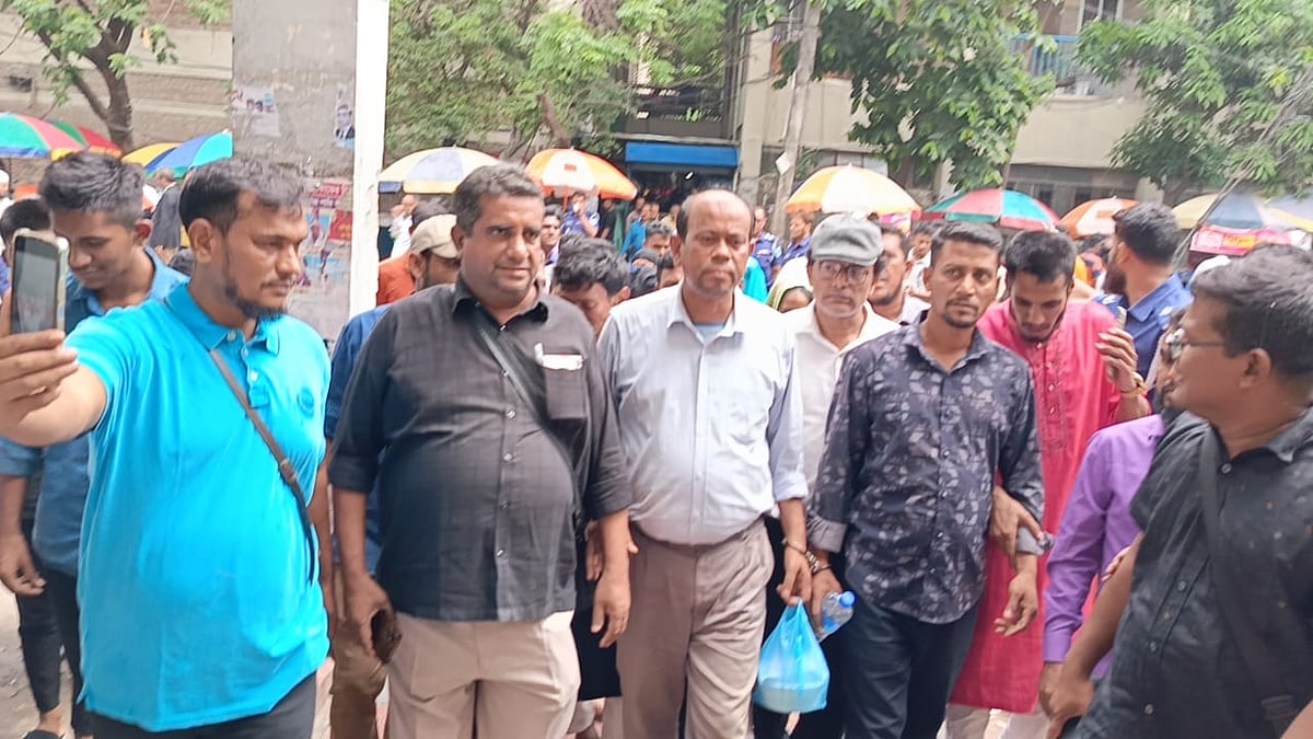 শ্রমিকনেতা সেলিম মাহমুদকে রিমান্ড শুনানি শেষে কারাগারে নেওয়া হয়। আজ বৃহস্পতিবার দুপুরে নারায়ণগঞ্জ আদালত চত্বরে