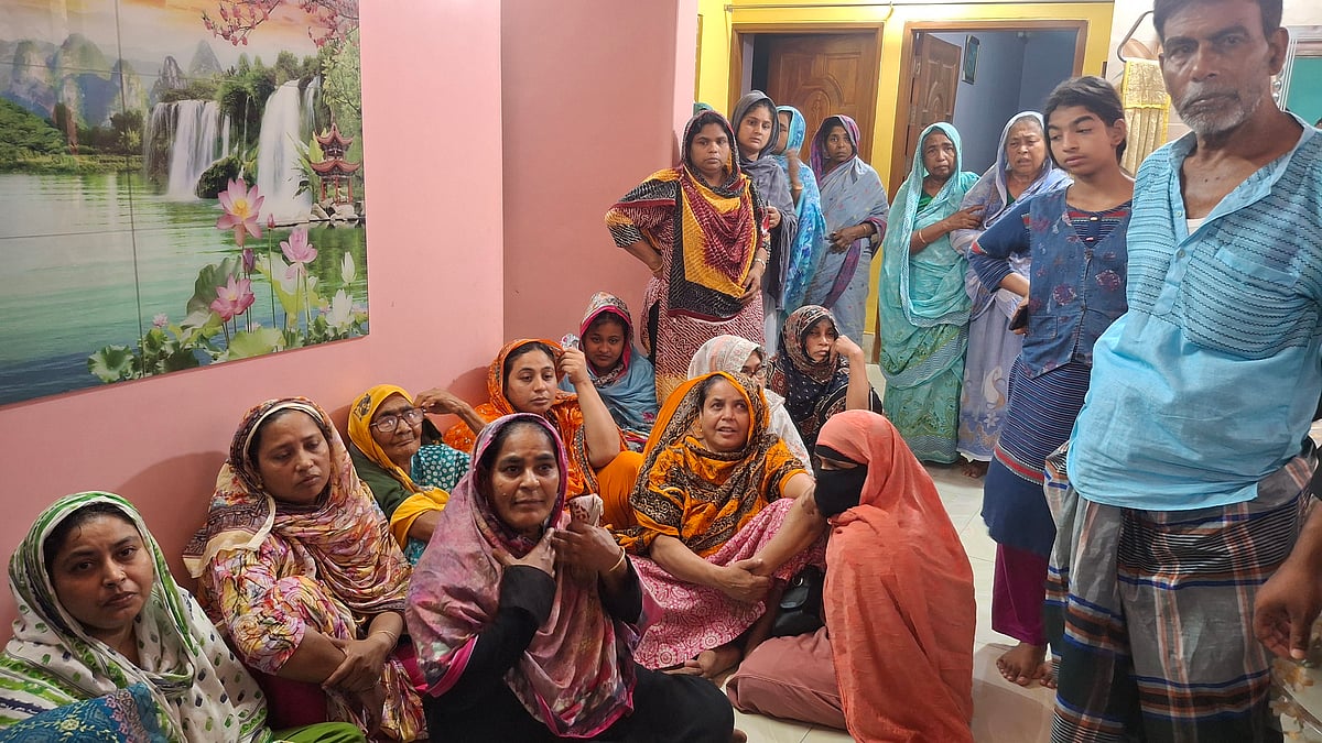 ময়নাতদন্তের জন্য নিহত আকরাম আলীর লাশ হাসপাতালে। পরিবারের সদস্যরা সেই লাশের অপেক্ষায়। আজ বৃহস্পতিবার সকাল সাড়ে ১০টার দিকে রাজশাহী নগরের তালাইমারী শহীদ মিনার এলাকায়