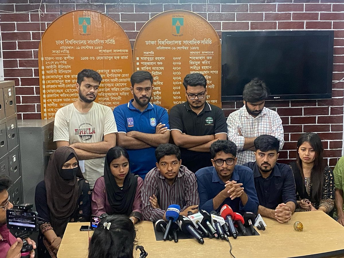 ঢাকা বিশ্ববিদ্যালয়ের সাংবাদিক সমিতিতে সংবাদ সম্মেলন করে ছায়া তদন্ত কমিটি ঘোষণা করেন শিক্ষার্থীরা