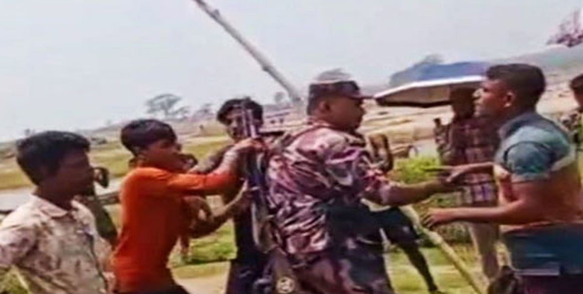 বিজিবির সদস্যদের ওপর চড়াও অবৈধভাবে পাথর উত্তোলনকারী শ্রমিকেরা। মঙ্গলবার সিলেটের কোম্পানীগঞ্জের ভোলাগঞ্জে