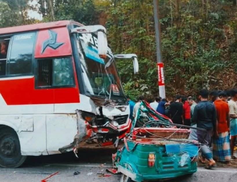 চট্টগ্রাম-কক্সবাজার মহাসড়কের চকরিয়ার বানিয়ারছড়া এলাকায় বাসের সঙ্গে সিএনজিচালিত অটোরিকশার মুখোমুখি সংঘর্ষ হয়। এতে দুজন মারা গেছেন। আজ বৃহস্পতিবার সন্ধ্যা ছয়টার দিকে এ ঘটনা ঘটে