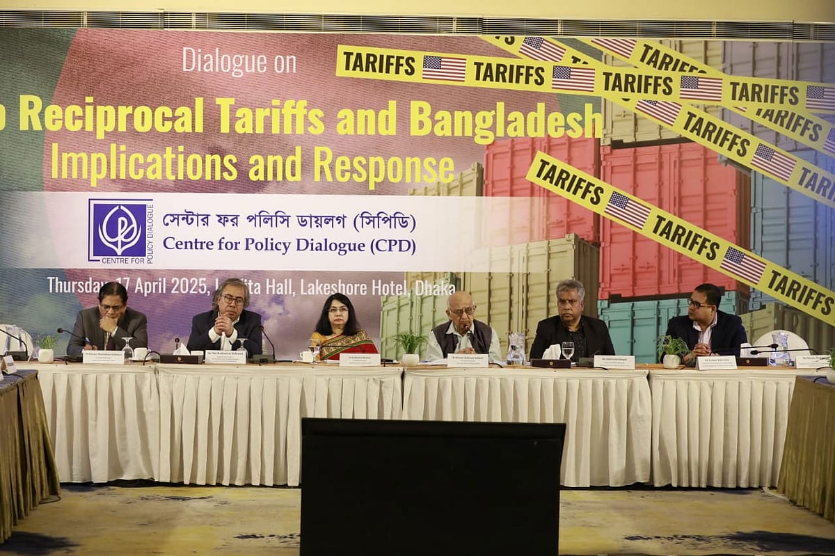 গতকাল রাজধানীর লেকশোর হোটেলে সিপিডি আয়োজিত সংলাপে বিশিষ্ট অর্থনীতিবিদ রেহমান সোবহানসহ অন্যান্য আলোচকেরা