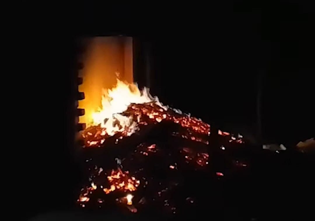 আগুনে বাড়িটির চারটি ঘর পুড়ে যায়। গতকাল রাতে চাঁপাইনবাবগঞ্জের গোমস্তাপুরে