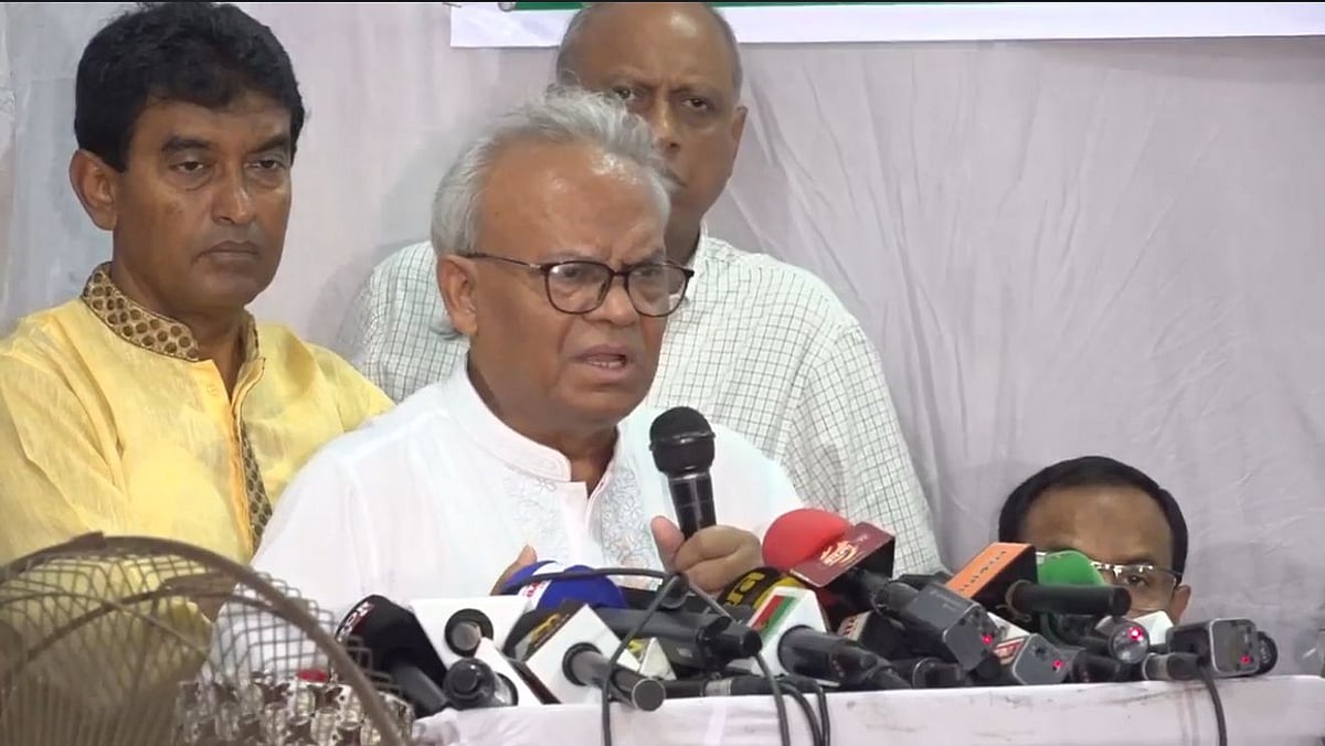 রাজধানীর নয়াপল্টনে বিএনপির কেন্দ্রীয় কার্যালয়ে আয়োজিত অনুষ্ঠানে বক্তৃতা করছেন বিএনপির জ্যেষ্ঠ যুগ্ম মহাসচিব রুহুল কবির রিজভী