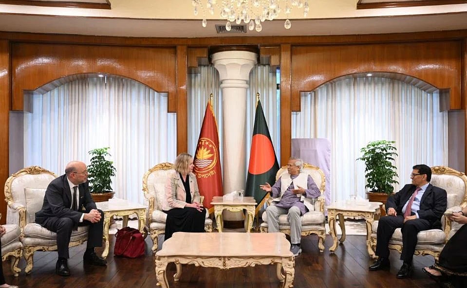 প্রধান উপদেষ্টা অধ্যাপক মুহাম্মদ ইউনূসের সঙ্গে সাক্ষাৎ করেন যুক্তরাষ্ট্রের উপসহকারী পররাষ্ট্রমন্ত্রী নিকোল এ চুলিক ও অ্যান্ড্রু হেরাপ। বৃহস্পতিবার ঢাকায় রাষ্ট্রীয় অতিথি ভবন যমুনায়