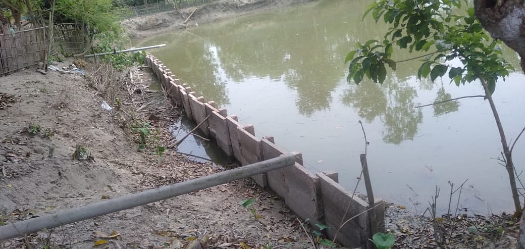 সড়কের সুরক্ষাপ্রাচীর খুলে নাগেশ্বরী পৌর নির্বাহী কর্মকর্তার ব্যক্তিগত পুকুরে স্থাপন করা হয়েছে। আজ বৃহস্পতিবার সকালে উলিপুর পৌর এলাকার নারিকেলবাড়ী ব্যাপারীপাড়ায়