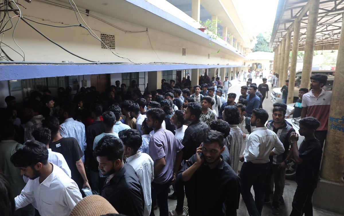 চট্টগ্রাম নগরের উত্তর কাট্টলী আলহাজ মোস্তফা হাকিম ডিগ্রি কলেজে এক নারী শিক্ষককে কলেজে আসতে নিষেধ করলে শিক্ষার্থীরা প্রতিবাদ জানান। আজ বেলা দুইটায়