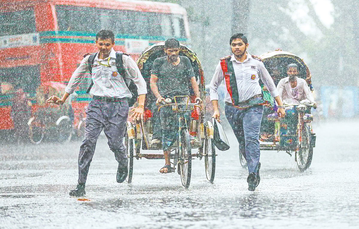 রাজধানীতে দুপুরে নেমে আসা বৃষ্টিতে প্রশান্তি ফিরে পায় নগরবাসী। গতকাল ঢাকা বিশ্ববিদ্যালয়ের টিএসসি এলাকায়