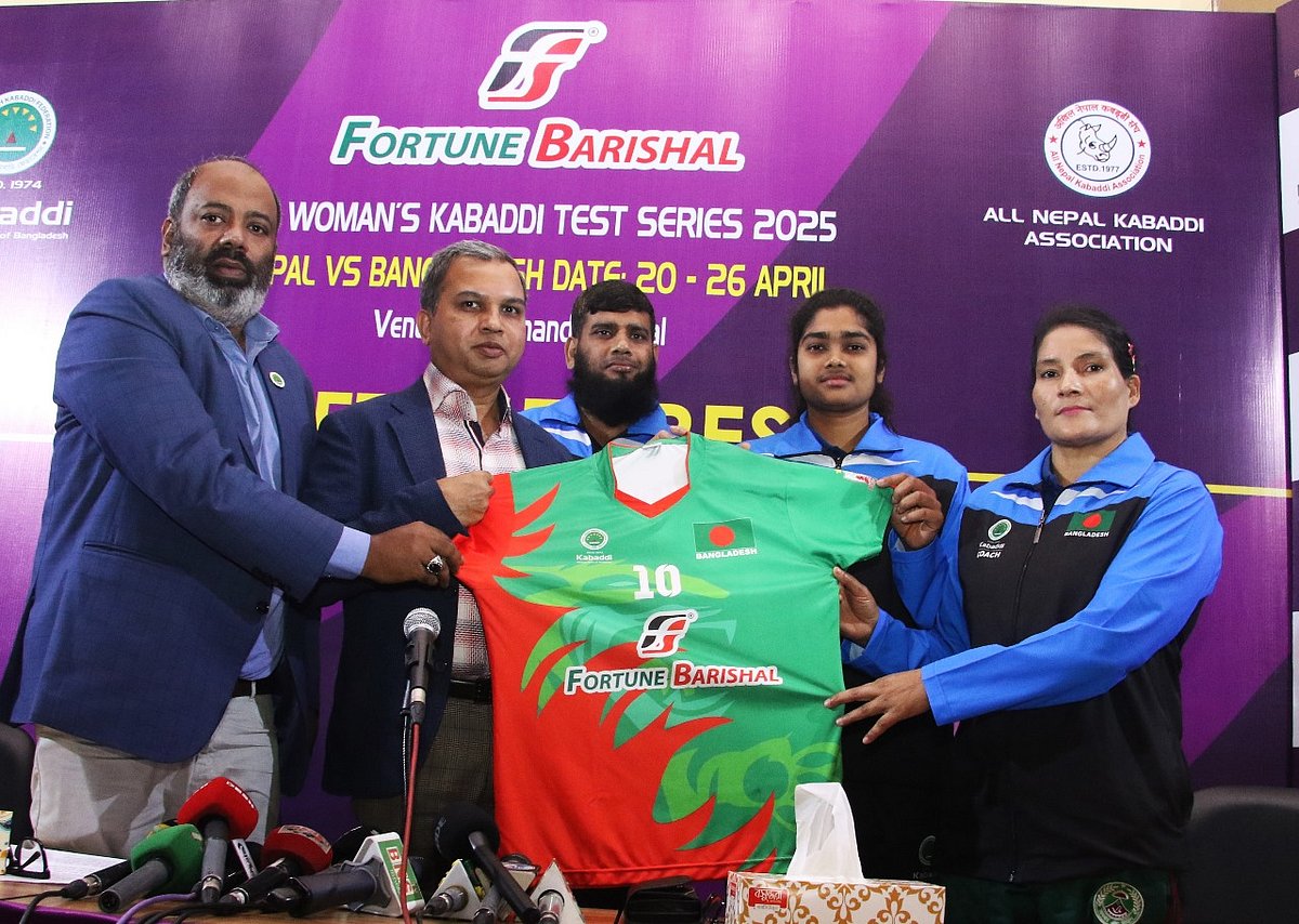বাংলাদেশ নারী কাবাডি দলের জার্সি উন্মোচন অনুষ্ঠানে ফরচুন বরিশালের মালিক মিজানুর রহমান (বাঁ থেকে দ্বিতীয়)