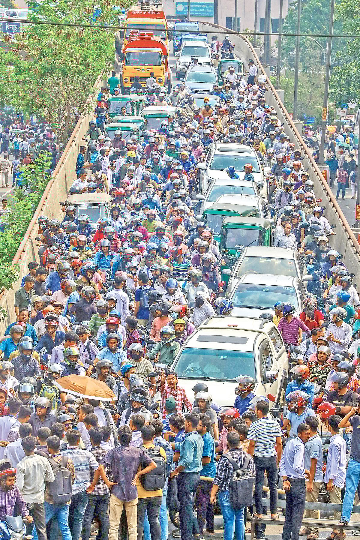ছয় দফা দাবিতে রাজধানীর তেজগাঁও শিল্পাঞ্চলের সাতরাস্তা এলাকায় সড়ক অবরোধ করে বিক্ষোভ করেন পলিটেকনিকের শিক্ষার্থীরা। যান চলাচল বন্ধ রাখার কারণে চরম দুর্ভোগে পড়তে হয় সাধারণ মানুষকে। গতকাল দুপুরে