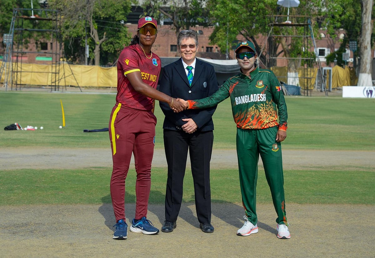 ম্যাচ রেফারির সঙ্গে বাংলাদেশ ও ওয়েস্ট ইন্ডিজের অধিনায়ক