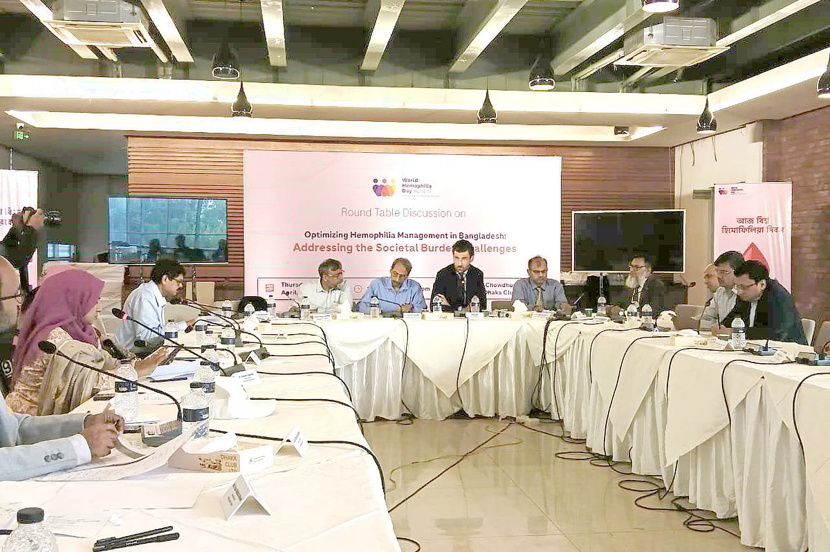 বিশ্ব হিমোফিলিয়া দিবসে আজ বৃহস্পতিবার রাজধানীর ঢাকা ক্লাবে আয়োজিত গোলটেবিল বৈঠকে কথা বলেন হিমোফিলিয়া আক্রান্ত ব্যক্তি, তাঁদের পরিবারের সদস্য ও চিকিৎসকেরা