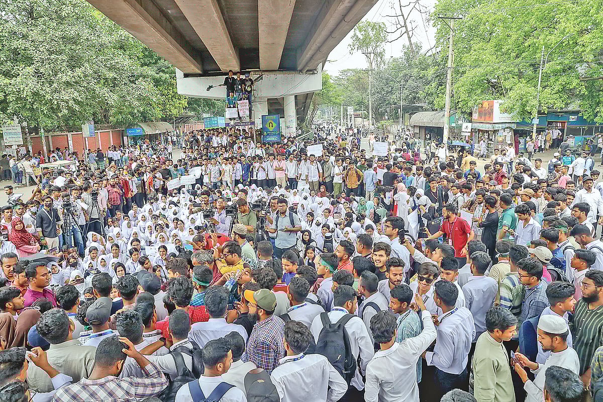 সড়ক অবরোধ করে বিক্ষোভ করেন পলিটেকনিকের শিক্ষার্থীরা। গতকাল দুপুরে রাজধানীর তেজগাঁওয়ের সাতরাস্তা এলাকায়