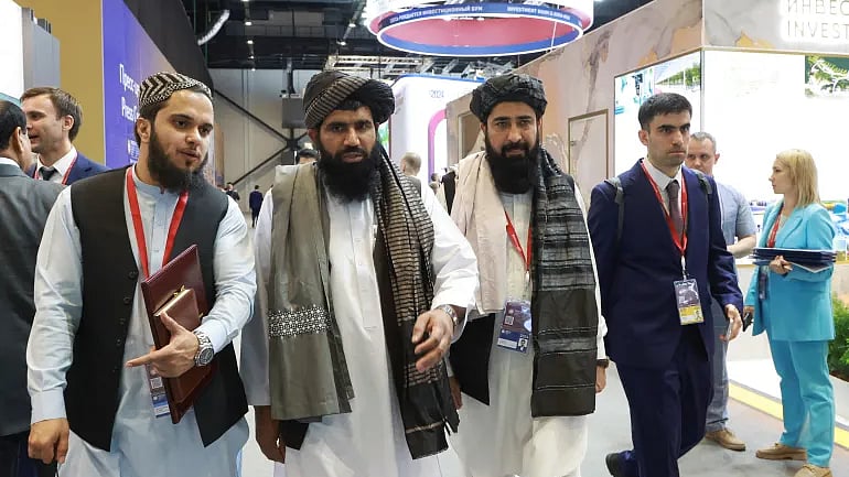 আফগানিস্তানের তালেবান সরকারের প্রতিনিধি দল সেন্ট পিটার্সবার্গ ইন্টারন্যাশনাল ইকোনমিক ফোরামে। ৫ জুন ২০২৫