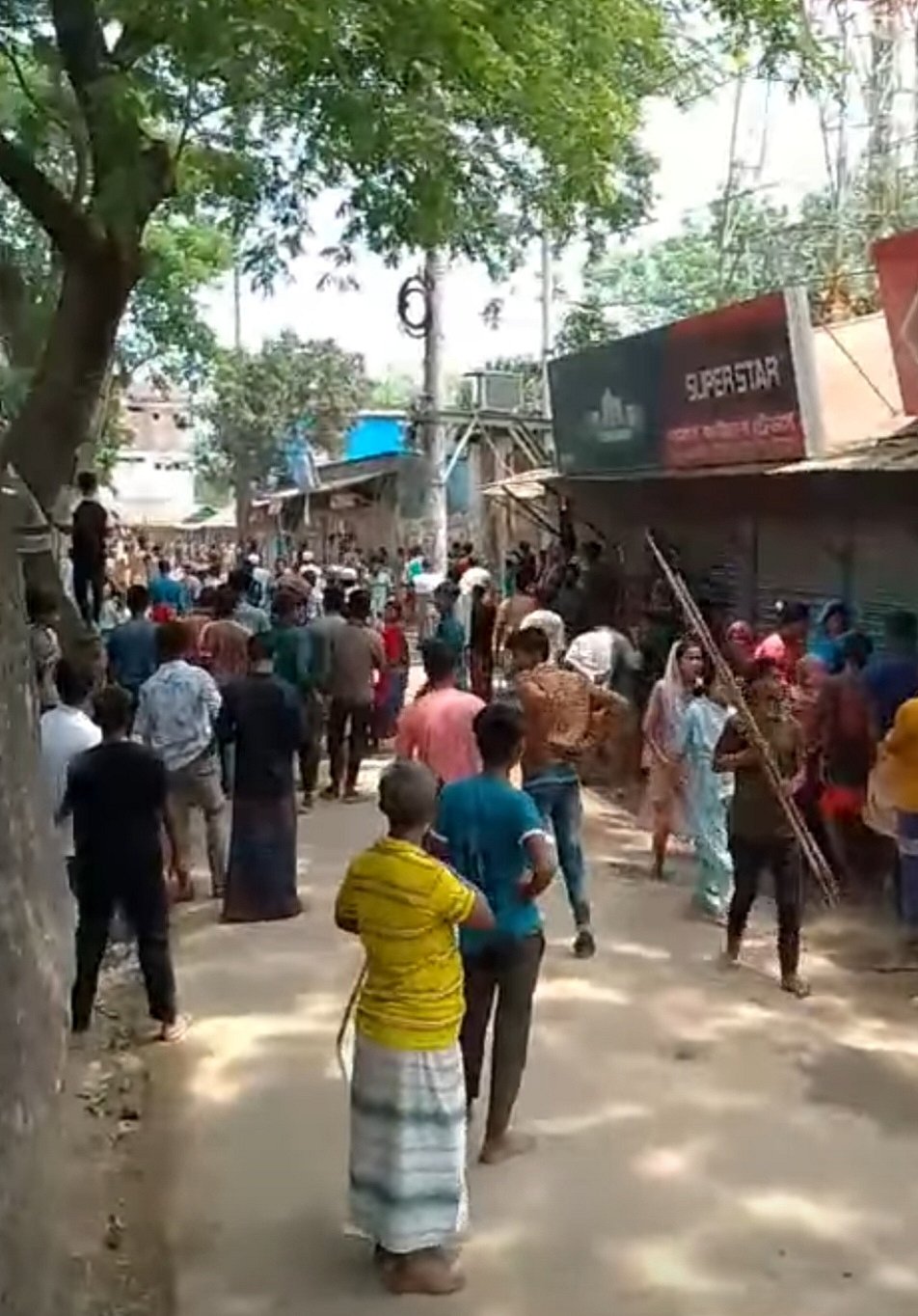 ভৈরবের ভবানীপুর গ্রামে শুক্রবার সকাল থেকে দুপুর পর্যন্ত সংঘর্ষ হয়। এতে টেঁটাবিদ্ধ হয়ে স্বেচ্ছাসেবক দলের এক নেতা মারা গেছেন