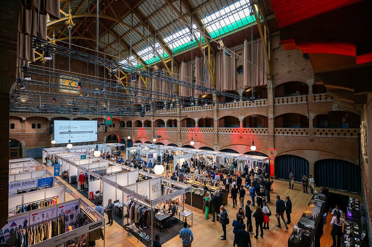 দুই দিনব্যাপী বেস্ট অব বাংলাদেশ ইন ইউরোপ’ শীর্ষক প্রদর্শনী চলছে। গতকাল আমস্টারডাম বেয়ার্স ভ্যান বারলেজে