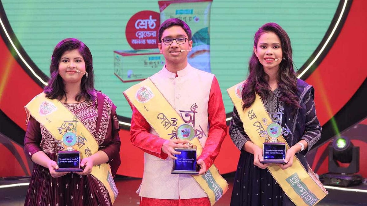 সেরা বাংলা‌বিদ হ‌য়ে‌ছেন চট্টগ্রামের অভিষেক দাশ (মাঝে), দ্বিতীয় হ‌য়ে‌ছেন ঢাকার রিফা তাসনিয়া পেয়েছে ও তৃতীয় হ‌য়ে‌ছেন চট্টগ্রামের রশ্মি তুলতুল চৌধুরী।