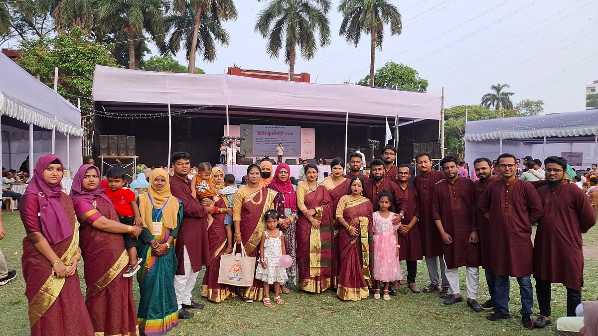 রাজশাহী কলেজের মনোবিজ্ঞান বিভাগের প্রথম পুনর্মিলনী উপলক্ষে একই রঙের শাড়ি ও পাঞ্জাবি পরেছেন ২০১১-১২ সেশনের শিক্ষার্থীরা। শুক্রবার বিকেলে রাজশাহী কলেজ মাঠে