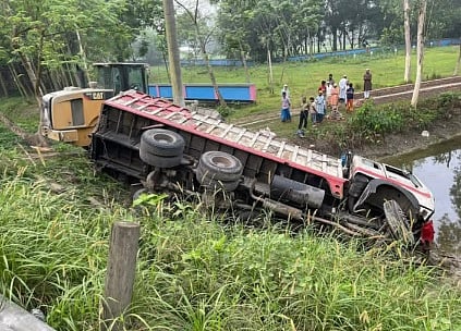 সিরাজগঞ্জের উল্লাপাড়ায় মাইক্রোবাসের সঙ্গে মুখোমুখি সংঘর্ষের পর সড়কের পাশে উল্টে যায় সিমেন্টবোঝাই ট্রাকটি। আজ সকালে উপজেলার রেলগেট নয়নগাঁতী কবরস্থানসংলগ্ন বগুড়া-নগরবাড়ি মহাসড়কে