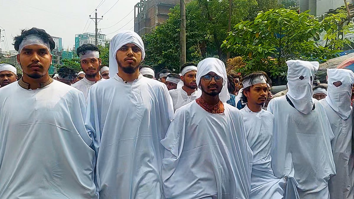 কাফনের কাপড় পরে পলিটেকনিক শিক্ষার্থীদের ‘কাফন মিছিল’