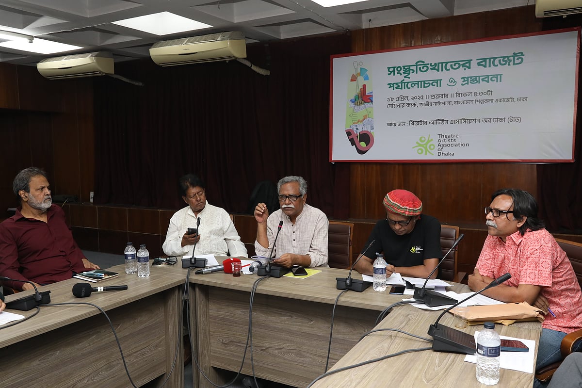 ‘সংস্কৃতি খাতের বাজেট পর্যালোচনা ও প্রস্তাবনা’ শীর্ষক সেমিনারে বক্তব্য দিচ্ছেন অধ্যাপক আনু মুহাম্মদ। শুক্রবার সন্ধ্যায় শিল্পকলা একাডেমির জাতীয় নাট্যশালার সেমিনার কক্ষে