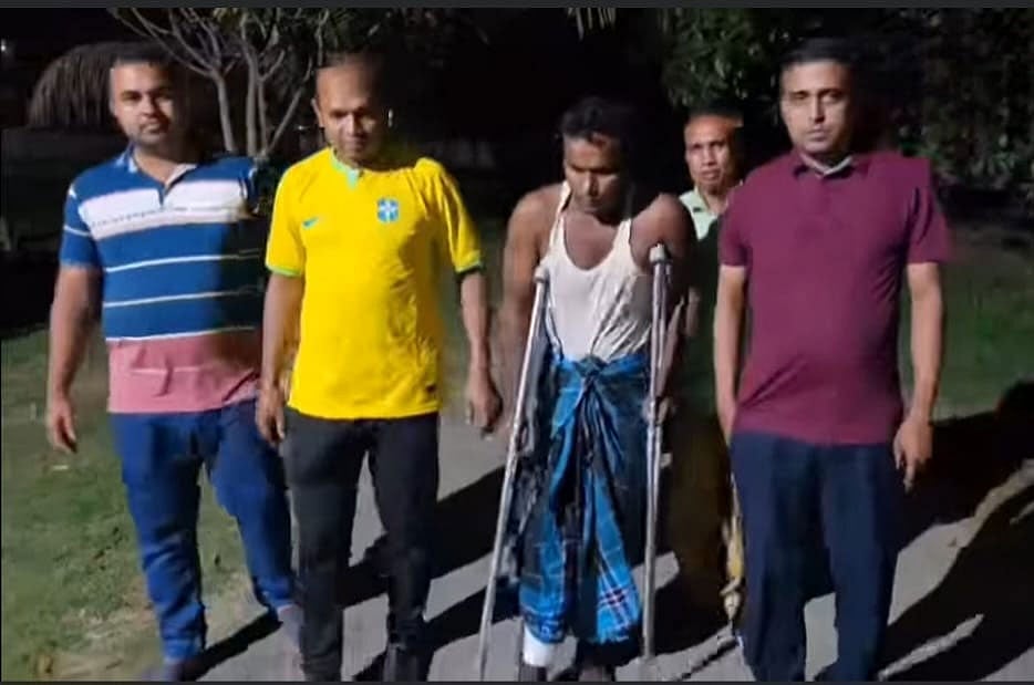 গ্রেপ্তার রফিক উল্লাহ (ক্রাচসহ)