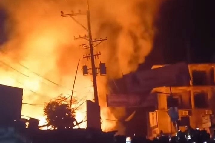 নোয়াখালীর সোনাইমুড়ী উপজেলার আমিশাপাড়া বাজারে আগুনে পুড়ে গেছে দোকানপাট