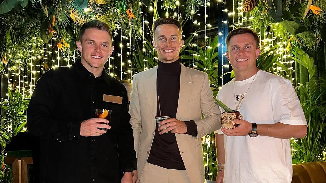 একসঙ্গে তিন ভাই (বাঁ থেকে) স্যাম কারেন, টম কারেন ও বেন কারেন