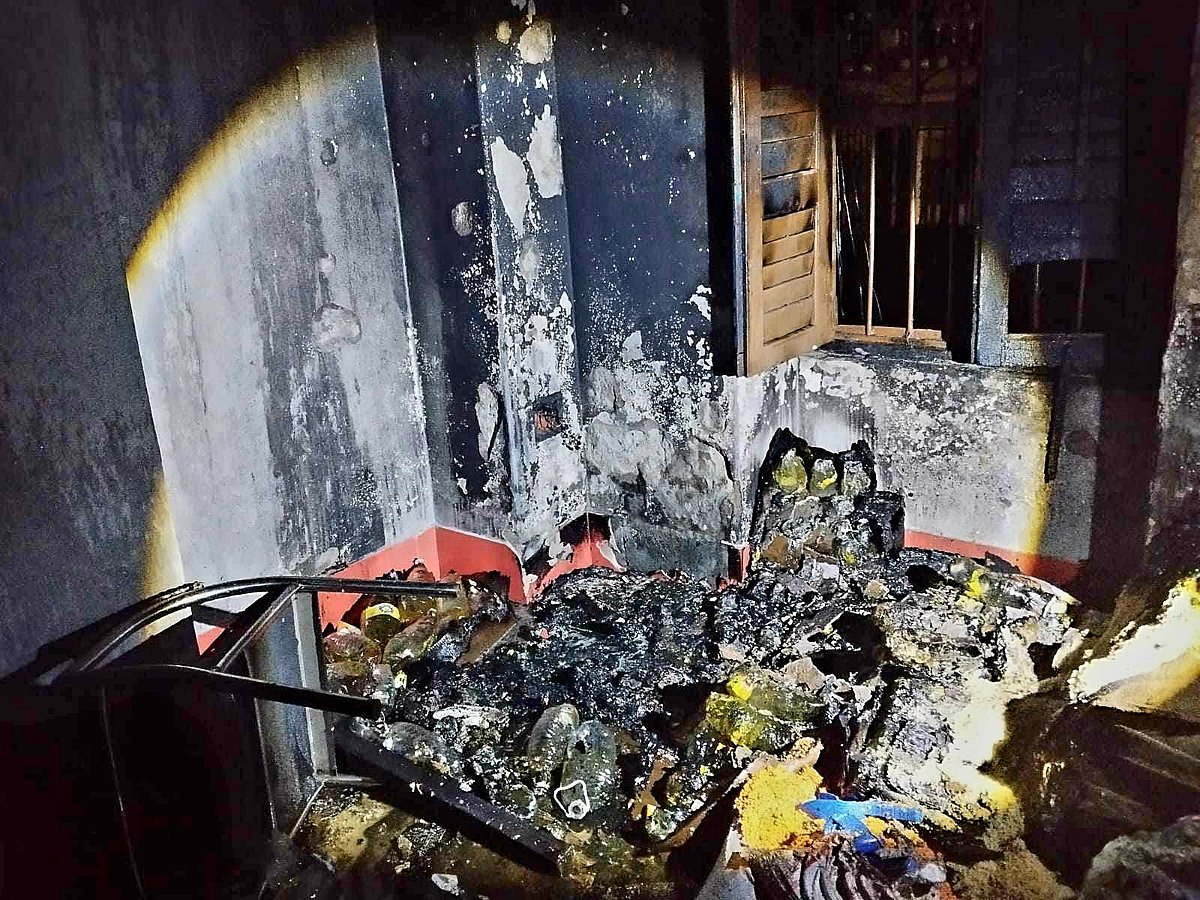 রাজশাহীর পুঠিয়া উপজেলার পুরোনো পৌরসভা ভবনে অগ্নিকাণ্ডে ক্ষতিগ্রস্ত টিসিবির বেশ কিছু পণ্য। গতকাল রাতে তোলা