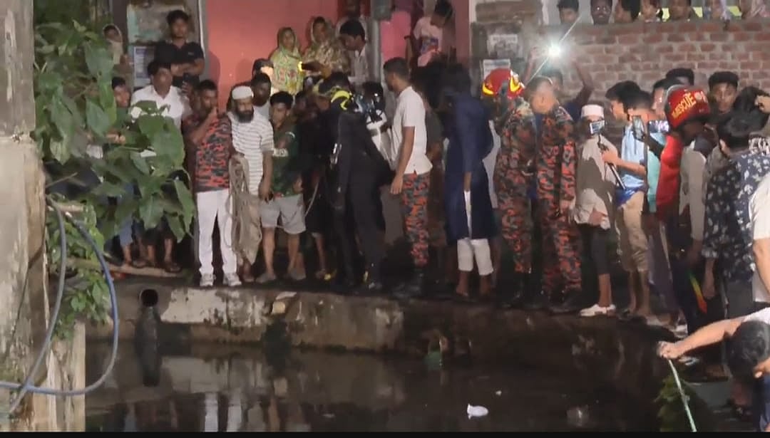 খালে পড়ে নিখোঁজ শিশুকে উদ্ধারে অভিযান চলছে। আজ রাত সাড়ে ৯টায়