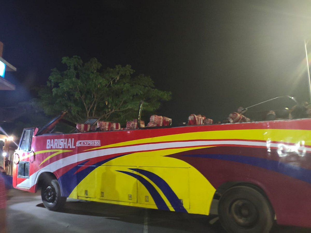 এক্সপ্রেসওয়েতে দুর্ঘটনায় ছাদ উড়ে যাওয়া বাস। মুন্সিগঞ্জের লৌহজং উপজেলার কুমারভোগ এলাকায়