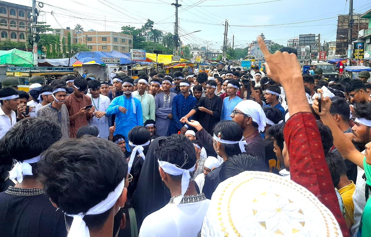 ছয় দফা দাবিতে বরিশালে পলিটেকনিকের শিক্ষার্থীরা কাফনের কাপড় মাথায় বেঁধে বিক্ষোভ করেন। শুক্রবার বিকেলে নগরের চৌমাথা এলাকায়