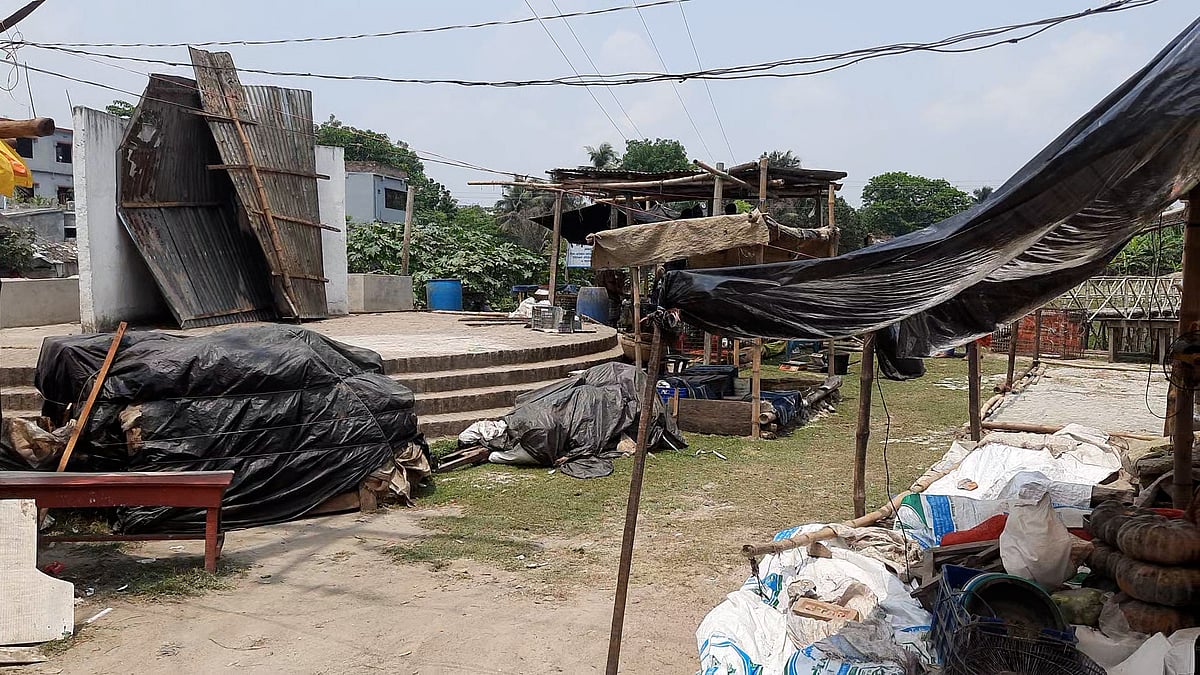 ‘রক্তকরবী উন্মুক্ত মঞ্চ’ এখন মাছের বাজার